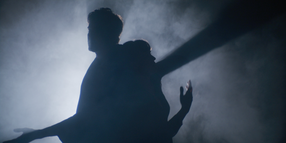 Maryus Vague et Alice Kinh à contre-jour dans la fumée, création lumière de Jérôme Baudouin, créateur lumière en danse, théâtre et spectacle vivant